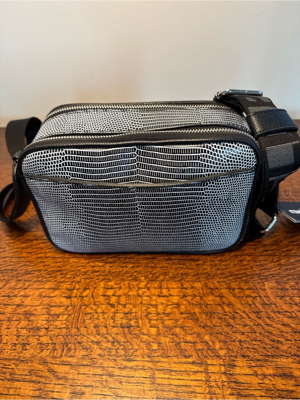 NWT Karl Lagerfeld Paris Maybelle Lizard Crossbody Camera Bag - Picture 3 of 13